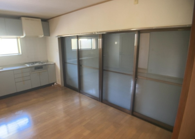 サッシは、ガラス窓に使用される金属製の窓枠です。一般的に住宅建築では、金属製建具工事の段階でガラス類・玄関などと同時に設置されます。種類や構造により断熱性能や遮音性能が異なるので現地でご確認ください。