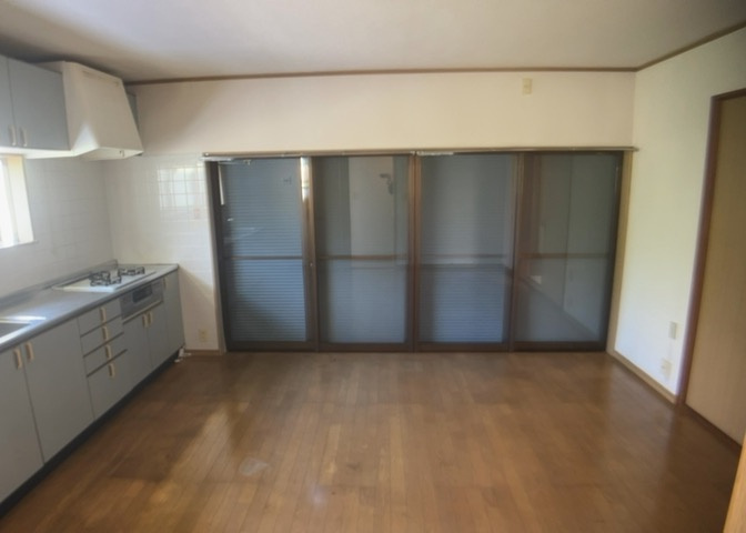 直線タイプはLとDKを一直線に並べた形で対面キッチンのタイプです。一般的なのでよく見かけるかもしれません。直線タイプに似た直接アイランドタイプは、キッチンとダイニングの間に壁がない分広く感じられます。