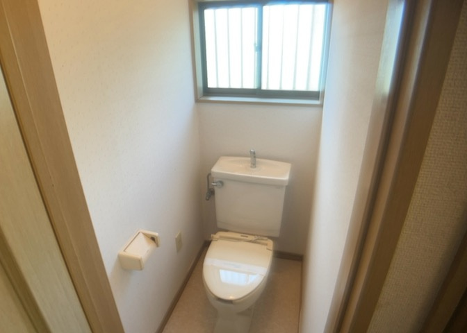 トイレは大きさや形、機能、抗菌性などが異なる多種多彩なタイプが各メーカーから出ています。それぞれに良さがあるため、事前にどういったタイプのトイレがいいのかをご家庭内で決めて、内見に行くといいでしょう。
