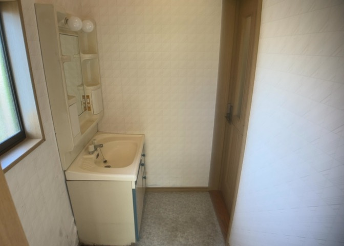 多くの戸建て住宅で見かける洗面脱衣所は、洗面台と洗濯機が2畳ほどのスペースに並べられていて、洗面所が脱衣所を兼ね備えている間取りが一般的です。お客様が利用することもある、パブリックな空間でもあります。
