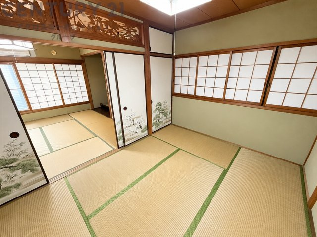 趣ある和室は、畳の心地よさと落ち着いた雰囲気が魅力。続き間として開放的に使えるほか、客間や寝室、お子様の遊び場などライフスタイルに合わせて多彩に活用できます。