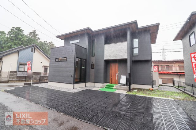 【外観】1号棟　現地完成写真　デザイン性に優れた新築戸建てです。住宅ローン相談無料受付中！ご勤続年数が短い、他のお借入れのおまとめなど、お気軽にご相談ください。
