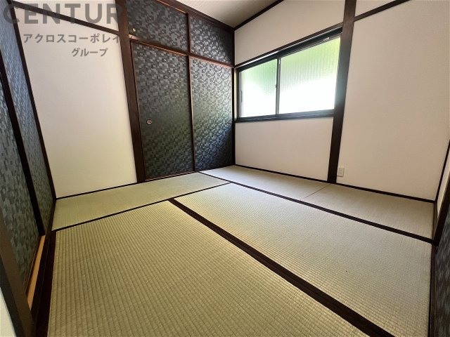 来客時の寝室や家事スペースなど、多目的に使える和室。畳ならではの柔らかさと調湿性で、季節を問わず快適に過ごせる便利な一部屋です。　