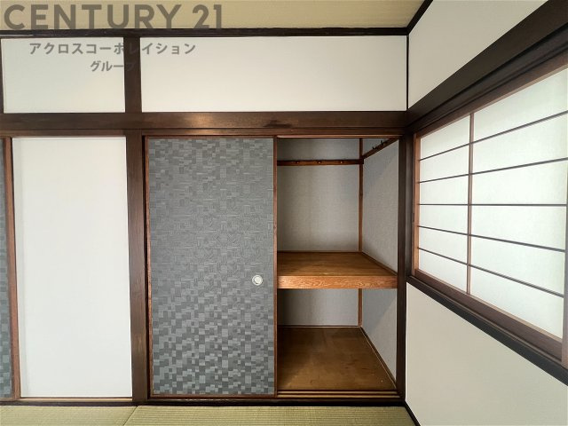 押入れは季節の衣類、寝具などを収納できます。伝統的な美しさと実用性が融合し、収納物を保護する調湿・換気効果があります。使い方によっては書類や小物なども効果的に整理でき空間を有効活用できます。　