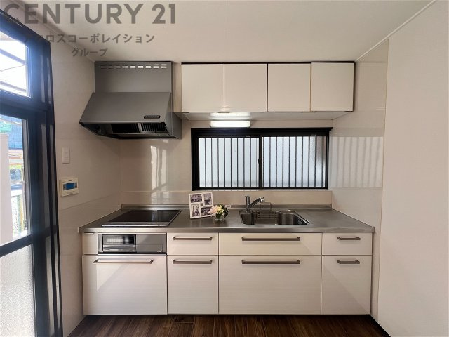 壁付けシステムキッチンはスペースの最大限の有効活用が可能で、動線がスムーズになり調理や準備が快適で効率的に行えます。収納スペースや吊り戸棚が設けられ、調理器具や食器類をスマートに収納できます。　