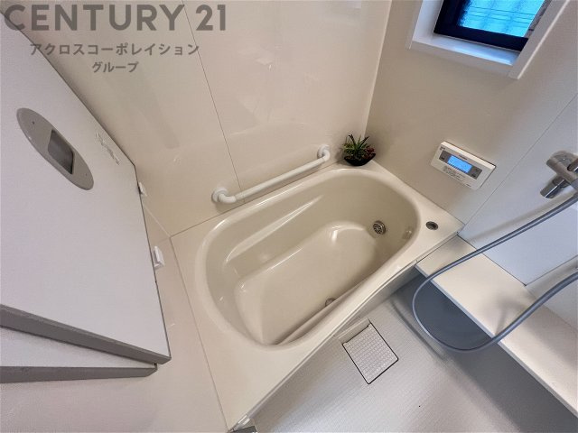 ユニットバスは省スペースでありながら、シンプルな設計と使いやすさを備え、簡便なメンテナンスが可能です。窓付きで換気にも便利です。またミラー・小物置き場もあり便利です。　