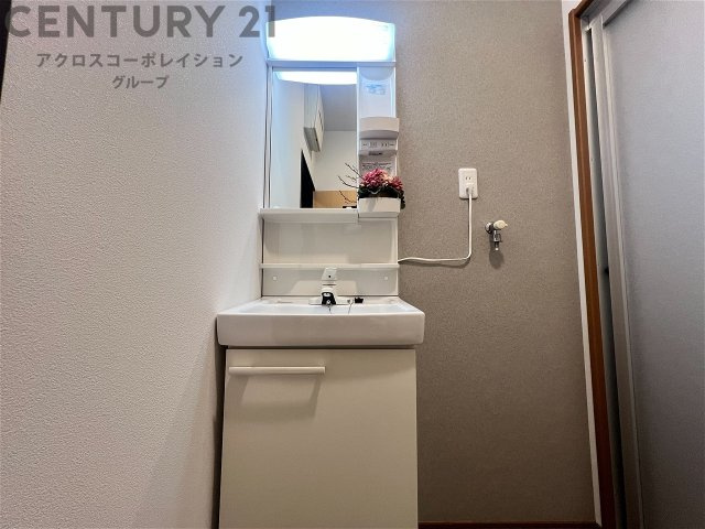 化粧品や洗顔料、歯ブラシなどの必需品をまとめて置ける収納スペースがあり、使用するたびに取り出す手間が省けます。また、水回りのため、濡れても大丈夫な素材が使用されており、お手入れが簡単です。　