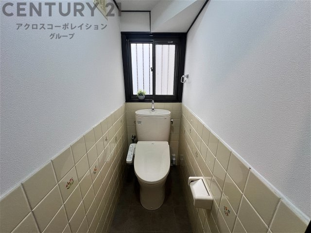 温水洗浄便座付トイレは温水洗浄機能により、暖かい水でおしりを洗浄することができ、冷たい水を使う従来の便座に比べ、温水洗浄機能で暖かいトイレを提供し、快適な使用を可能にします。　