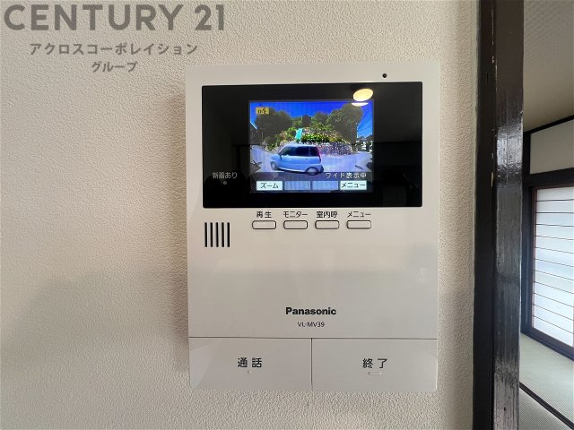 訪問者が来たときにテレビ画面で確認できるため、安心してドアを開けられます。録画機能があるものもあり、留守中に来訪者を記録しておくことができます。利便性が高く、セキュリティ面でも安心です。　