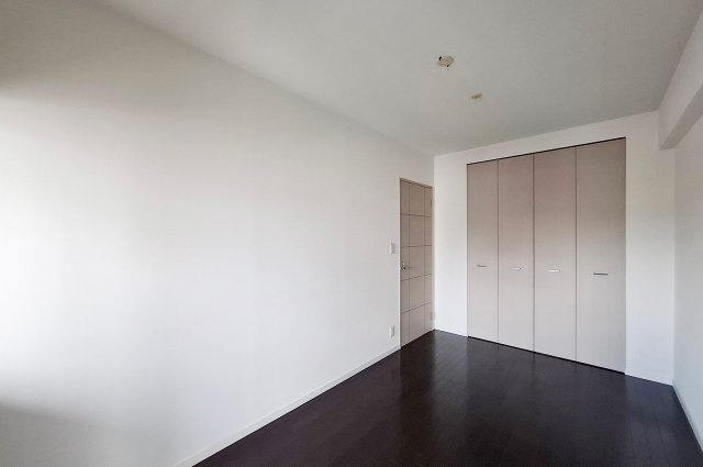 洋室1：バルコニーに面しており、明るい光を取り込みやすいお部屋です。