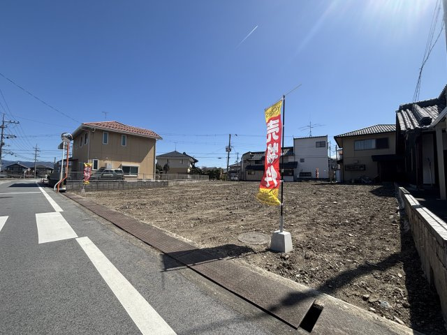 空が広がる気持ちのいいロケーション。　ゆとりある敷地で、理想の住まいを思い描けます。