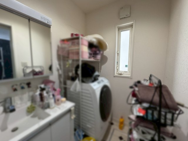 独立洗面台で使いやすく、横に洗濯機を置けるスペースがあります。