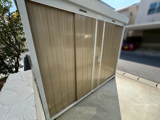 収納スペースがあり、日用品や掃除道具などの整理整頓に便利です。