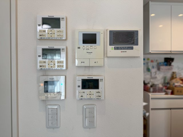 インターホンや各種設備ボタンがまとまっており、操作しやすく便利です。