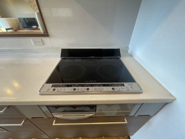 火を使わないIHクッキングヒーターは、安心して使える安全設計。フラットなトッププレートでお手入れも簡単、日々の掃除がぐっとラクになります。温度管理がしやすく、料理の幅が広がるのも嬉しいポイントです。