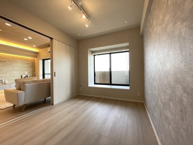大切なお子さまを見守りやすい引き戸の洋室は、子ども部屋としても。　
