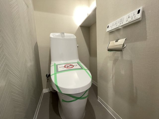 温水洗浄便座付きの清潔感あるトイレは、落ち着いた空間に。　
