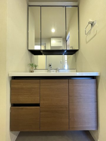三面鏡付きの洗面台で朝の身支度もバッチリです。　　