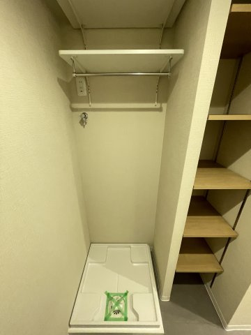 洗濯機置き場の上にも収納スペースがあり、小さなお子様の洗剤等の誤飲も心配不要。　