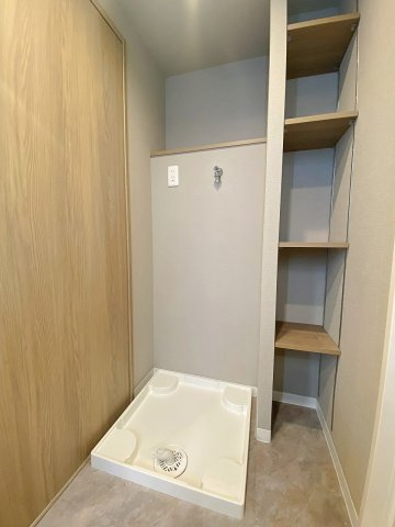 洗濯機置場周辺には洗剤等を置けるスペースがあり、毎日の洗濯作業も効率的に行える設計になっています。家事動線に配慮されたレイアウトで、日々の家事負担をぐっと軽減してくれる頼もしい設備です。