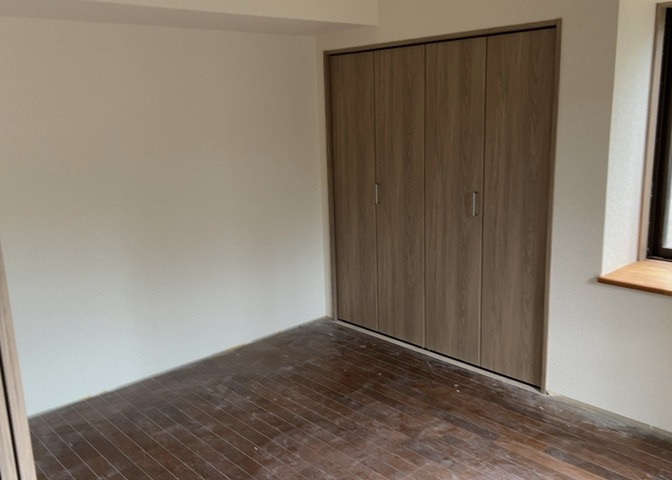 寝室でゆっくりと過ごすためにはベッド周りの適度な空間を担保することや窓の位置、照明の明るさ、寝室の広さなどを考える必要があります。自身や家族の構成とライフスタイルに併せて寝室にする部屋を選びましょう！