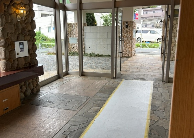 マンションのエントランスには、もともと風よけや防犯の役割がありますが、マンションによって宅配ボックスなどの設備が備わっている所もあります。日々の生活をイメージしながら生活しやすさをチェックしましょう。