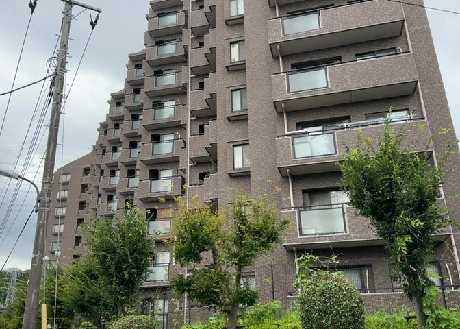 外観はマンション管理がされているかの目安になります。築年数が古いと、壁面は劣化してひび割れが生じることも！建物が古びていても細かいところが修繕されていると、きちんと管理されているなぁと感じるでしょう。