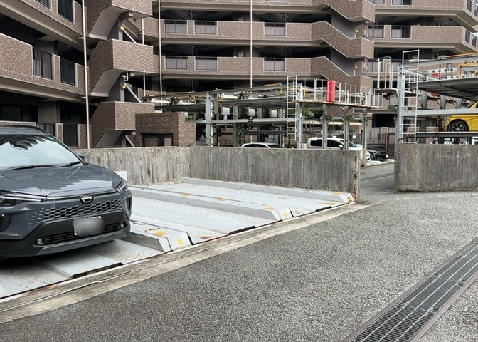 車一台あたりに必要なスペースは、標準サイズの普通自動車で横幅2m50cm、長さ5mは必要になります。ただし、乗降のことも考慮して横幅3m30cm、長さ5m50cmほどは確保できるところを選びましょう。