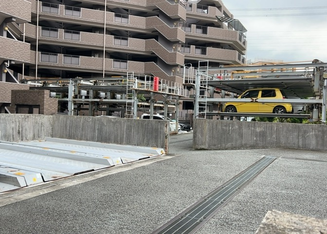 駐車場と明記されていても、最小スペースでつくられた駐車場だと大型車は駐車できなかったり、出入りしにくくなったりする可能性があります。お車のサイズと購入したい物件の駐車場のサイズを現地で確認しましょう。