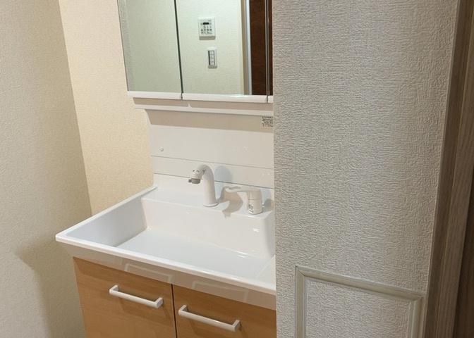 洗面化粧台では顔を洗ったり、身だしなみを整えることが本来の使い方ですが、用途によっては洗面化粧台に求められる機能が違ってくるため、ご自身や家族のライフスタイルに合ったものを選ぶことをおすすめ致します。