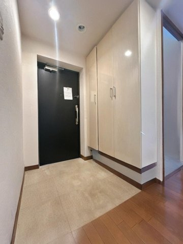 収納もある玄関です