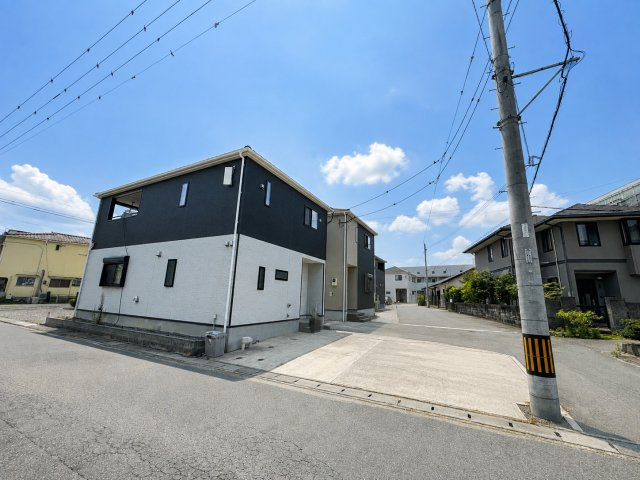 ゆとりある駐車スペースを確保し、お車を複数台お持ちのご家庭にも〇