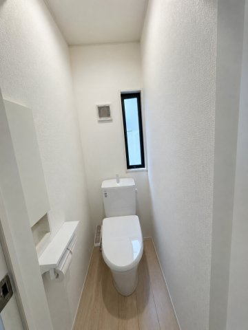 すっきりとした印象のトイレ空間