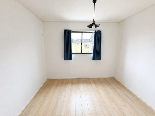 寝室や子ども部屋など多用途に使える洋室です