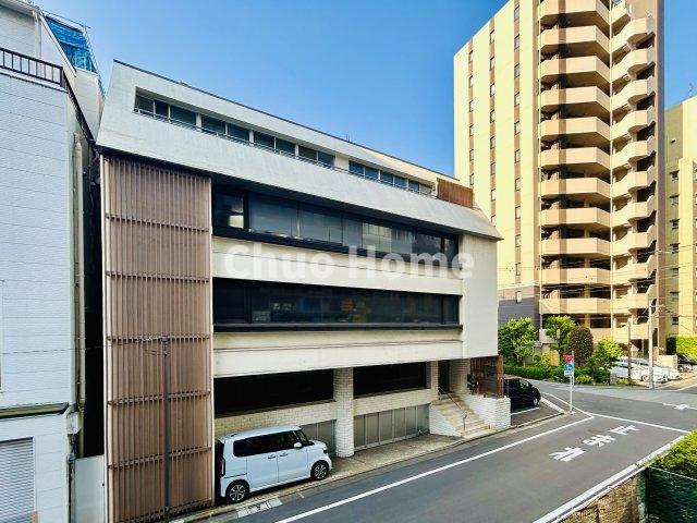 【エントランス】マンションのエントランスは、その物件の印象を決める、顔とも言える場所です。毎日通る場所ですからきれいなのが一番です。エントランス内はオートロックですので暮らしの安全も確保されています。