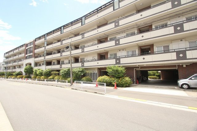 大型商業施設「イオンモール東久留米」まで徒歩12分。休日のおでかけ、生活用品の購入に便利です。