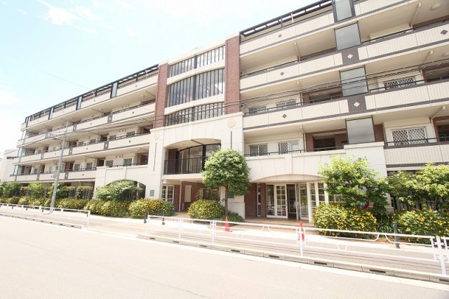 徒歩10分圏内に公園が充実した緑豊かな住宅地。小中学校まで徒歩12分以内なので子育て世代にもおすすめです。