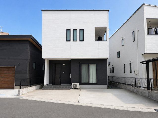 シンプルで飽きのこないデザインが魅力の外観です。駐車スペースは並列3台分を確保しており、車の出し入れもスムーズ。建物前面にもゆとりがあり、開放感のある住まいとして毎日の暮らしを快適に支えてくれます。