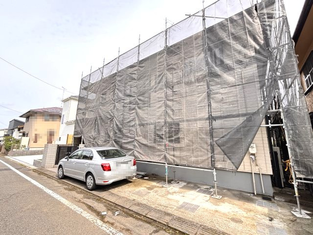 駐車スペースは縦列で2台分あります