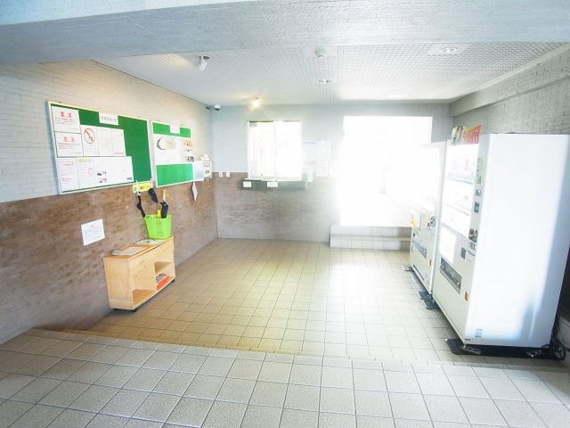 現地写真　エントランスです。自動販売機付き。