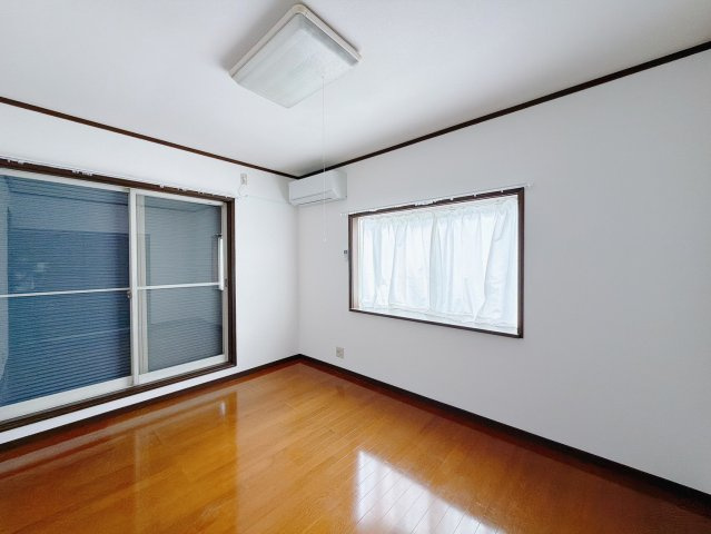 ■洋室｜ナチュラルカラーの床です。模様替えなどとても楽しく工夫できます♪シャッター、窓を開ければ陽当たり、風通しもとても良いので毎日快適な生活スタートです！
