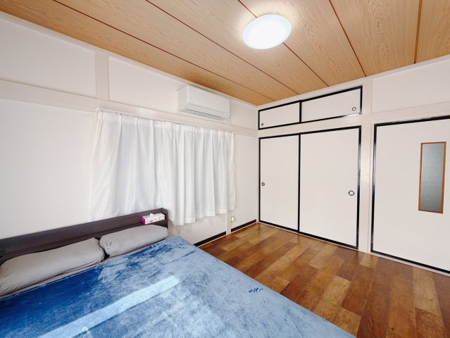 ■洋室｜木目調のフローリングは、ほっと心和む空間。様々な種類のインテリアグリーンを取り入れれば緑あふれる明るい空間にもなります(*^^*)