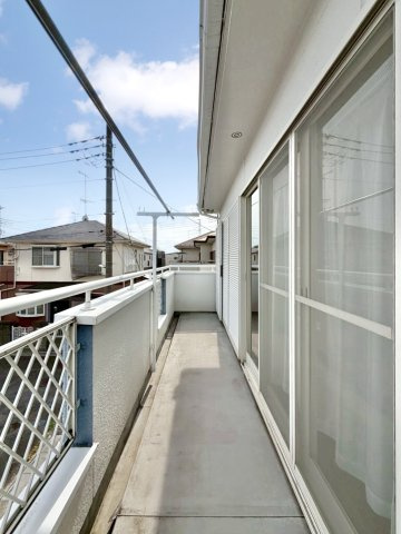 ■バルコニー｜バルコニーから入る日差しは暖かく、爽快な朝の目覚めを促してくれます♪洗濯物やお布団を干して太陽の香りを吸い込んだお布団で夜はおやすみください。