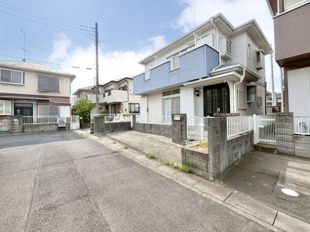 ■外観｜周囲の見渡しが良く、車の出入りの際も安全確認がしやすいため、小さなお子様がいるご家庭でも安心です♪
