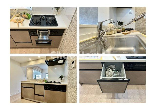 【システムキッチン】ワイドで収納豊富な使い勝手の良いカウンターキッチンには、食洗器・伸縮タイプのキッチン水栓、三ツ口コンロ・魚焼きグリルなどの便利な設備が標準完備されています。