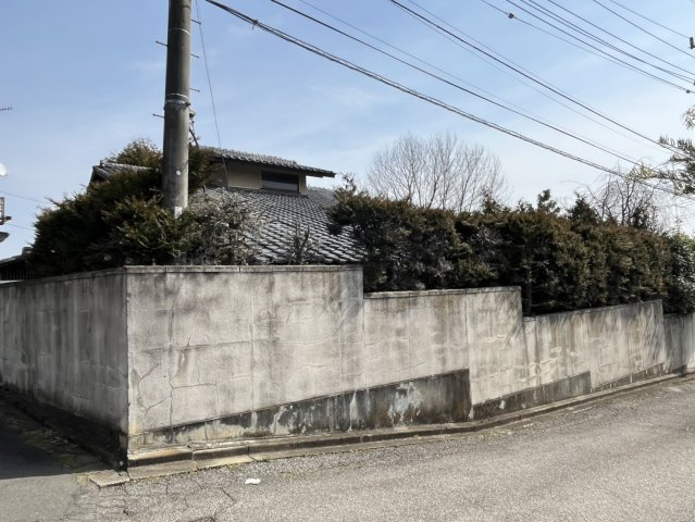 ■外観｜大きい庭木と、高い外壁でプライベート空間が守られますね♪