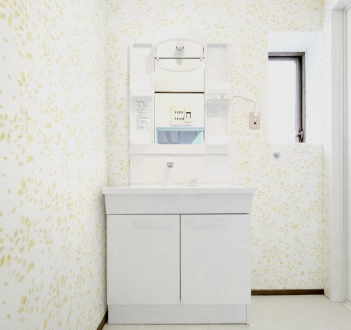 ◆三面鏡裏や、シンクしたにも多数収納を備えた、広々とした洗面化粧台。窓のある明るい洗面所で毎日の身支度も気持ち良くお使い頂けます。