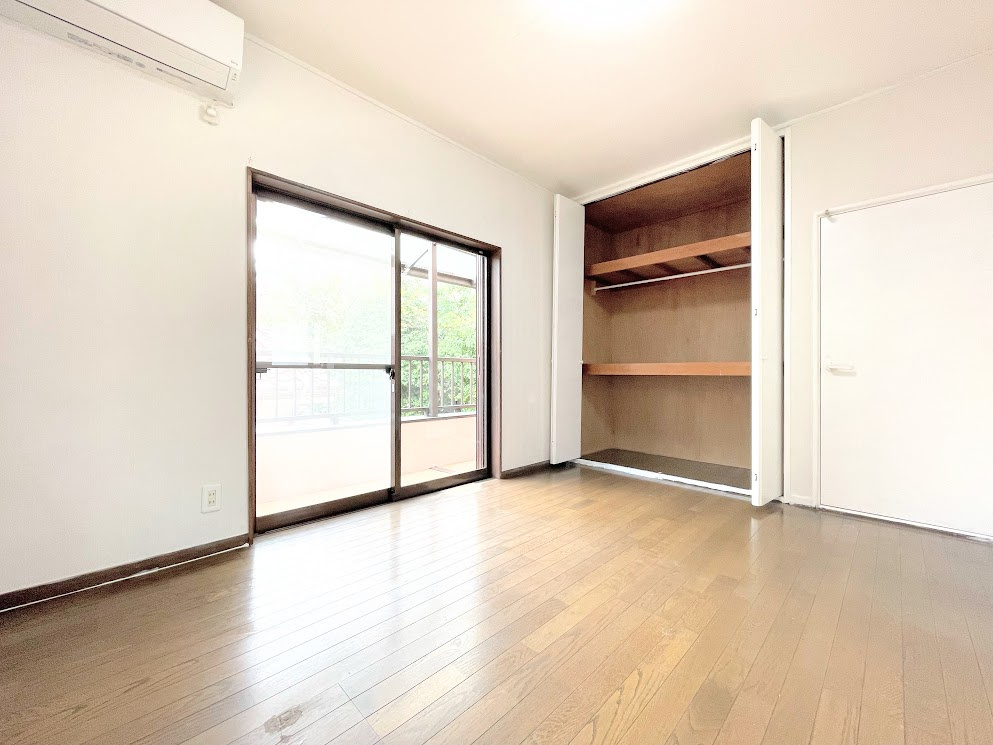 ◆室内はいつも明るい印象なので気持ちの良い朝を迎えられます。各部屋にはクローゼットを完備しており、収納が多いお家はすっきりして快適空間です。