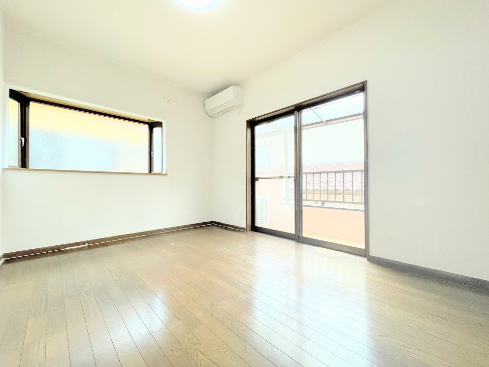 ◆二面採光で、陽差しを長時間受ける事が出来る暖かい室内です。もちろんペアガラスなので、遮音性にも優れ、結露も発生しにくい構造。サッシ周りのカビが発生しにくくなります。