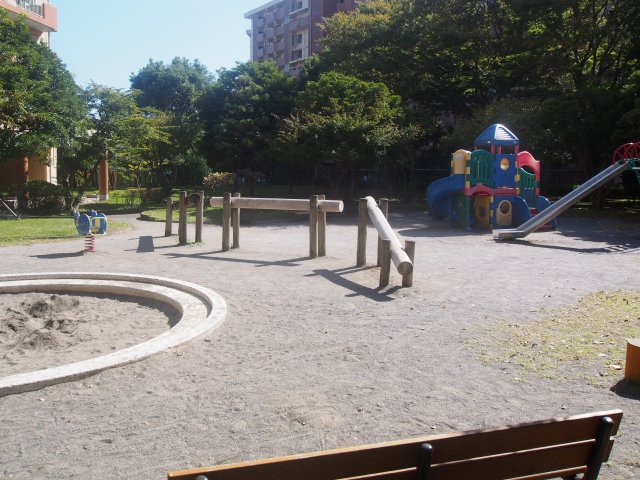 敷地内公園。車道と公園が分かれておりお子様を遊ばせておいても安心です。